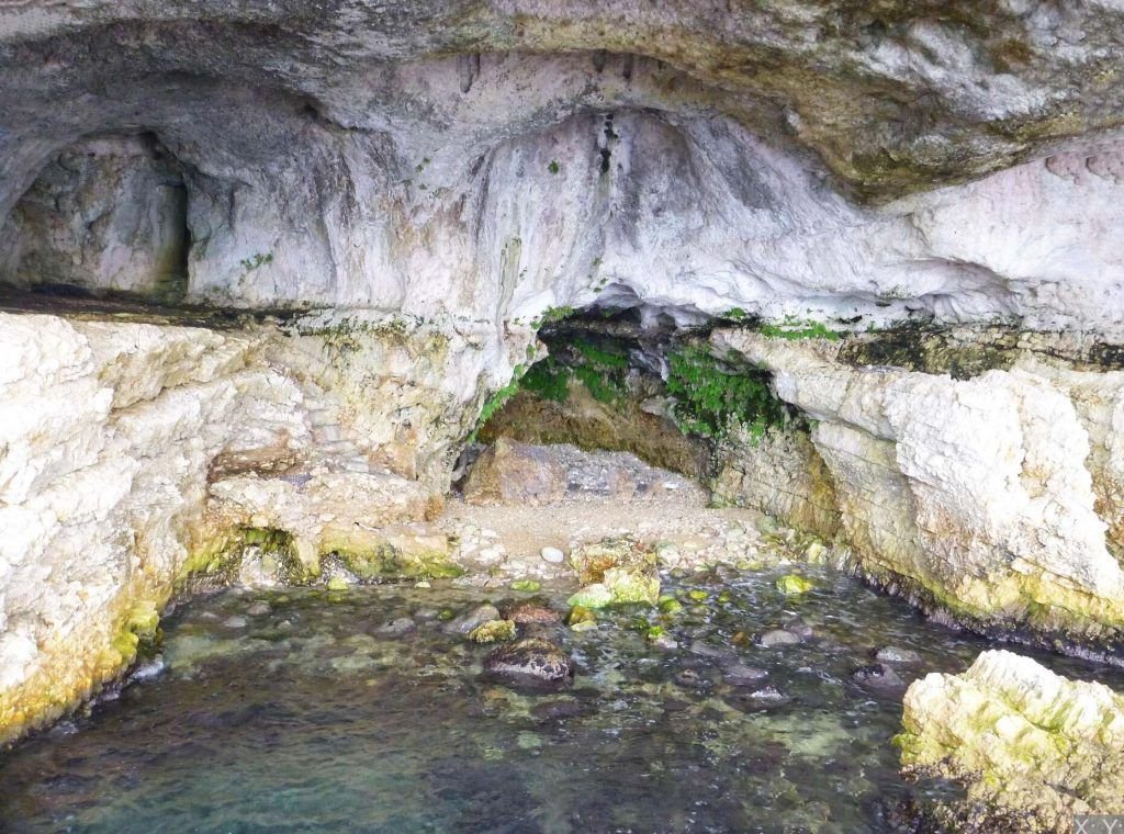 Polignano's caves - Grotta Ardito delle Caldaie