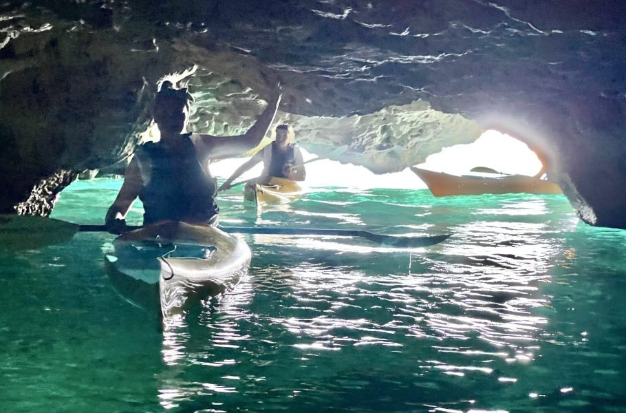 in kayak nella grotta degli innamorati