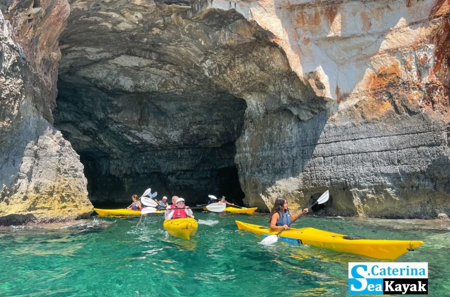 in kayak nella grotta delle tre porte