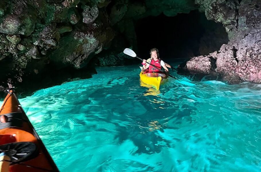 in kayak dentro la grotta verde