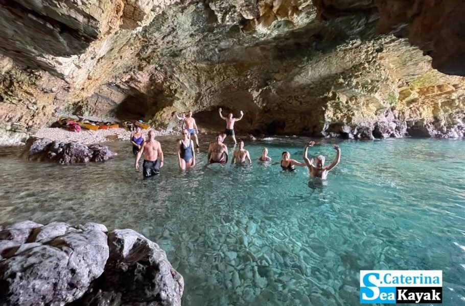 Bagno nella grotta Ardito di Polignano