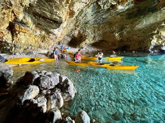 Escursione in kayak nelle grotte di Poligano