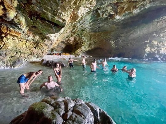Bagno nella grotta Ardito a Poligano
