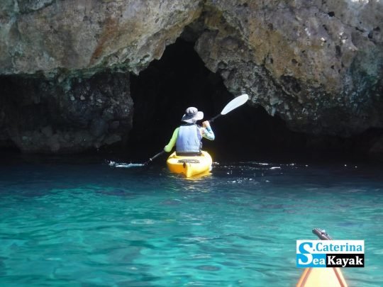 Kayak Porto Selvaggio - ingresso in grotta