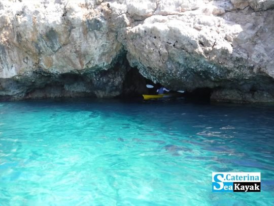 Kayak Porto Selvaggio - ingresso in grotta